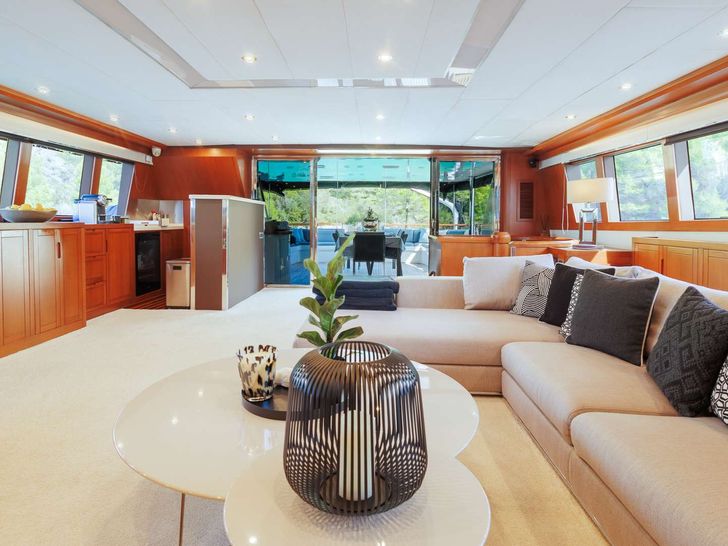 SAN LIMI Yener 34m - saloon seating SAN LIMI Yener 34m - saloon seating