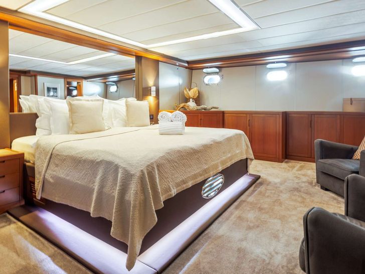 SAN LIMI Yener 34m - master cabin bed SAN LIMI Yener 34m - master cabin bed