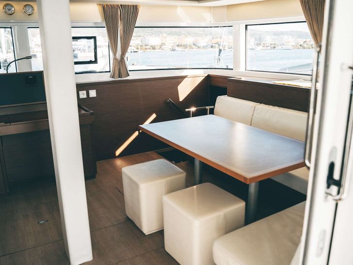 AKANA Lagoon 52F - saloon dining area AKANA Lagoon 52F - saloon dining area