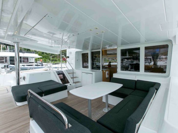 AKANA Lagoon 52F - aft deck AKANA Lagoon 52F - aft deck