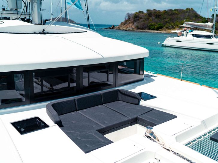 AKANA Lagoon 52F - foredeck AKANA Lagoon 52F - foredeck