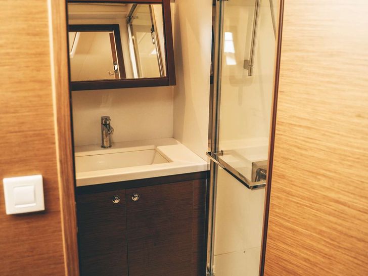 AKANA Lagoon 52F - cabin bathroom AKANA Lagoon 52F - cabin bathroom