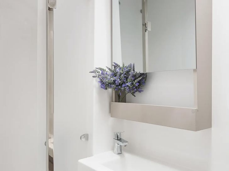 PAPA CHARLIE Fountaine Pajot Aura 51 - cabin 1 bathroom PAPA CHARLIE Fountaine Pajot Aura 51 - cabin 1 bathroom