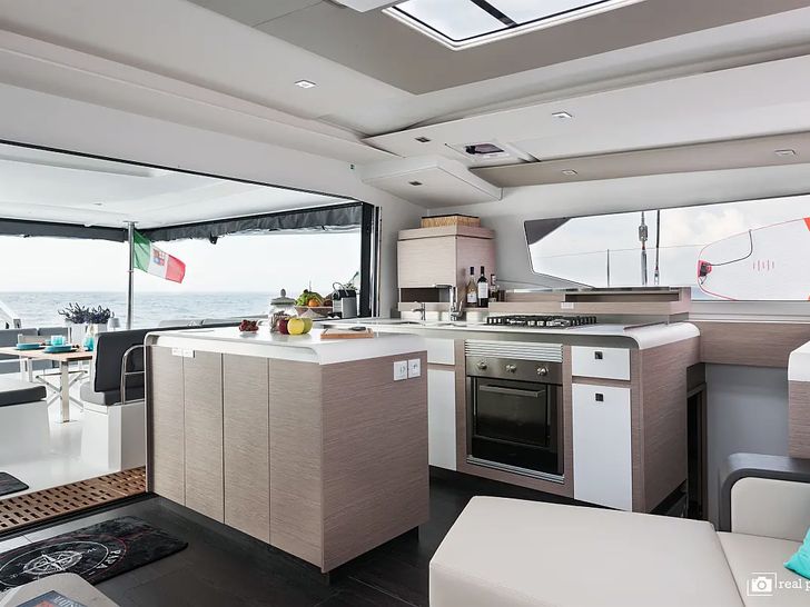 PAPA CHARLIE Fountaine Pajot Aura 51 - galley PAPA CHARLIE Fountaine Pajot Aura 51 - galley