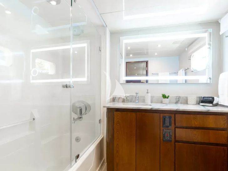 A PLACE IN THE SUN Broward 100 VIP cabin 1 bathroom A PLACE IN THE SUN Broward 100 VIP cabin 1 bathroom