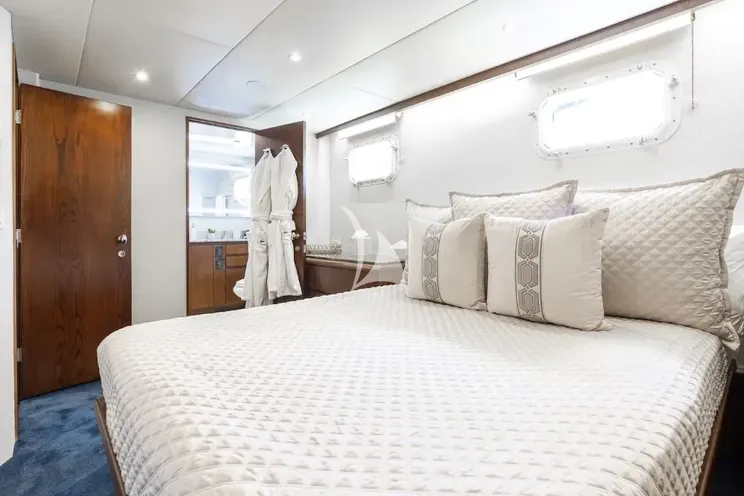 Charter Yacht A PLACE IN THE SUN - Broward 100 - 5 Cabins - Nassau - Exumas - Bahamas