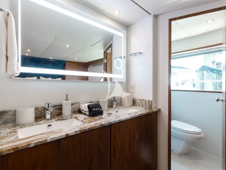 A PLACE IN THE SUN Broward 100 VIP cabin 2 bathroom A PLACE IN THE SUN Broward 100 VIP cabin 2 bathroom