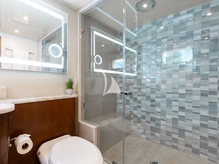 A PLACE IN THE SUN Broward 100 master cabin bathroom A PLACE IN THE SUN Broward 100 master cabin bathroom