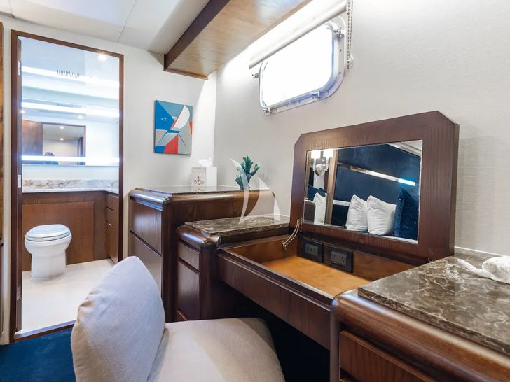 A PLACE IN THE SUN Broward 100 master cabin vanity A PLACE IN THE SUN Broward 100 master cabin vanity