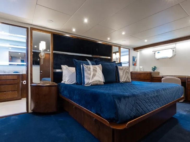 A PLACE IN THE SUN Broward 100 master cabin A PLACE IN THE SUN Broward 100 master cabin