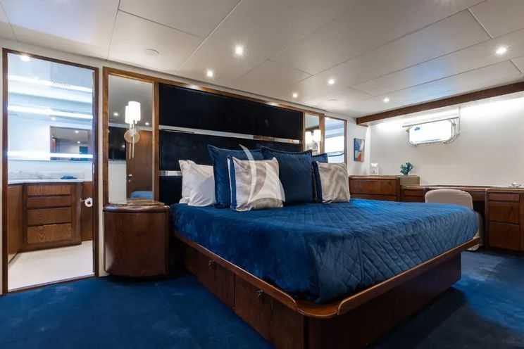 Charter Yacht A PLACE IN THE SUN - Broward 100 - 5 Cabins - Nassau - Exumas - Bahamas