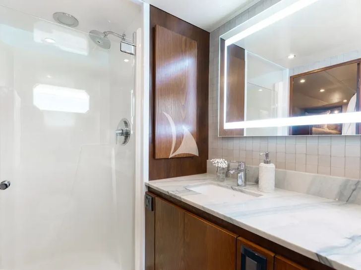 A PLACE IN THE SUN Broward 100 quadruple cabin bathroom A PLACE IN THE SUN Broward 100 quadruple cabin bathroom