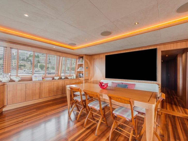 A TOO Yacht Dining A TOO Yacht Dining