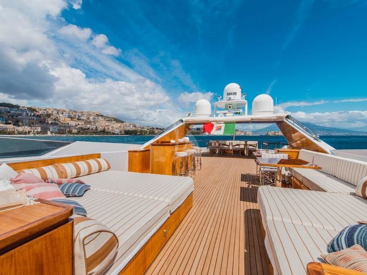 A TOO Yacht Fly A TOO Yacht Fly