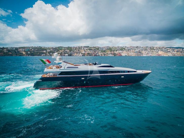 A TOO Yacht Running A TOO Yacht Running