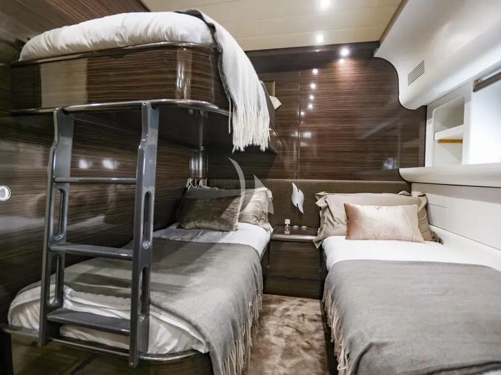 A4 Leopard Arno 27 - triple cabin A4 Leopard Arno 27 - triple cabin