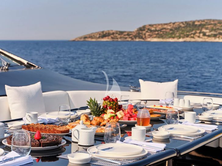 ABILITY Codecasa 41S - foredeck alfresco breakfast ABILITY Codecasa 41S - foredeck alfresco breakfast