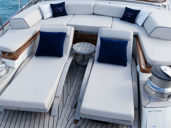 ABUNDANCE Alloy 104 - upper deck lounge and dining area ABUNDANCE Alloy 104 - upper deck lounge and dining area