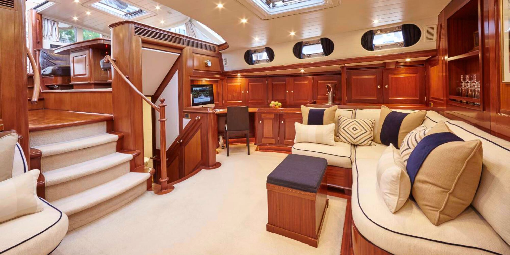 Charter Yacht ABUNDANCE - Alloy 104 - 3 Cabins - Panarea - Moorea - Tahiti - French Polynesia