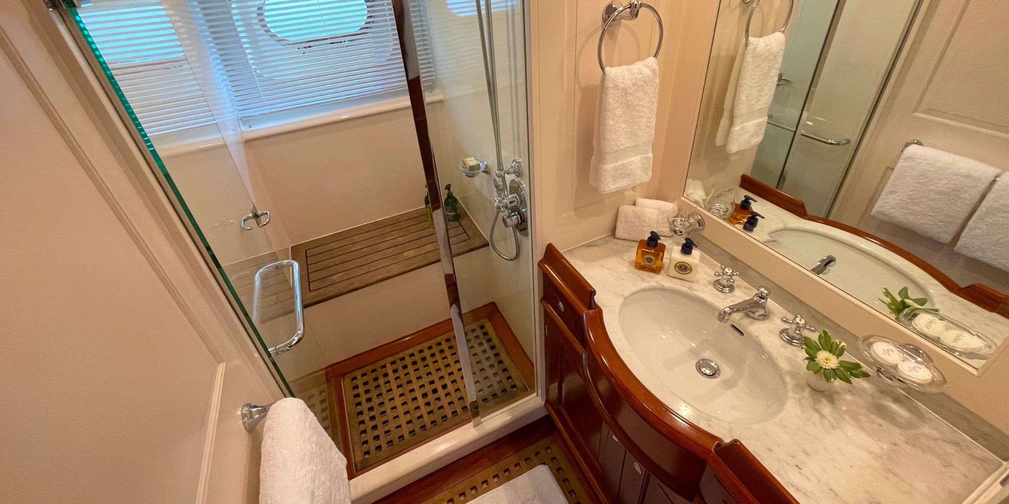 Charter Yacht ABUNDANCE - Alloy 104 - 3 Cabins - Panarea - Moorea - Tahiti - French Polynesia