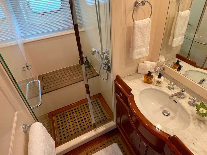 ABUNDANCE Alloy 104 - master cabin bathroom ABUNDANCE Alloy 104 - master cabin bathroom