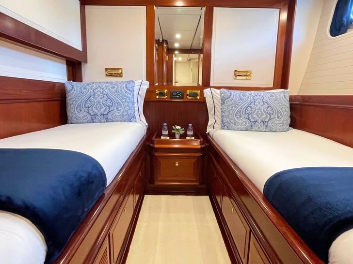 ABUNDANCE Alloy 104 - twin cabin ABUNDANCE Alloy 104 - twin cabin