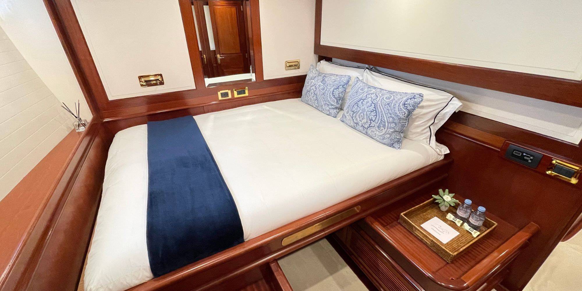 Charter Yacht ABUNDANCE - Alloy 104 - 3 Cabins - Panarea - Moorea - Tahiti - French Polynesia