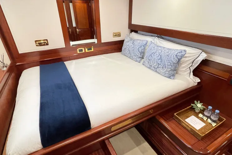 Charter Yacht ABUNDANCE - Alloy 104 - 3 Cabins - Panarea - Moorea - Tahiti - French Polynesia