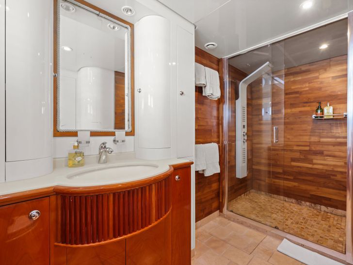 ACCAMA DELTA Azimut 30m - VIP cabin bathroom ACCAMA DELTA Azimut 30m - VIP cabin bathroom