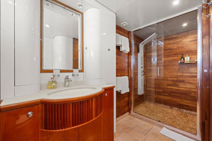 Charter Yacht ACCAMA DELTA - Azimut 30m - 4 Cabins - Cannes - St Tropez - Nice - Antibes - Monaco - French Riviera