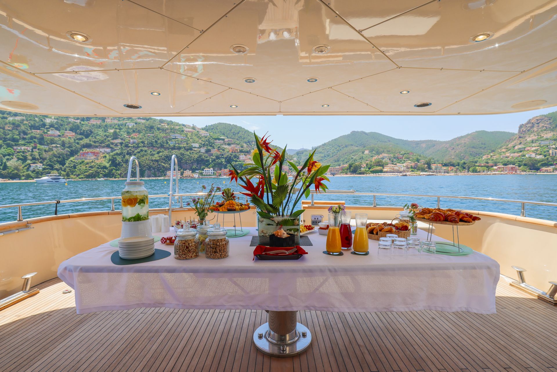 ACCAMA DELTA Azimut 30m - aft deck breakfast buffet