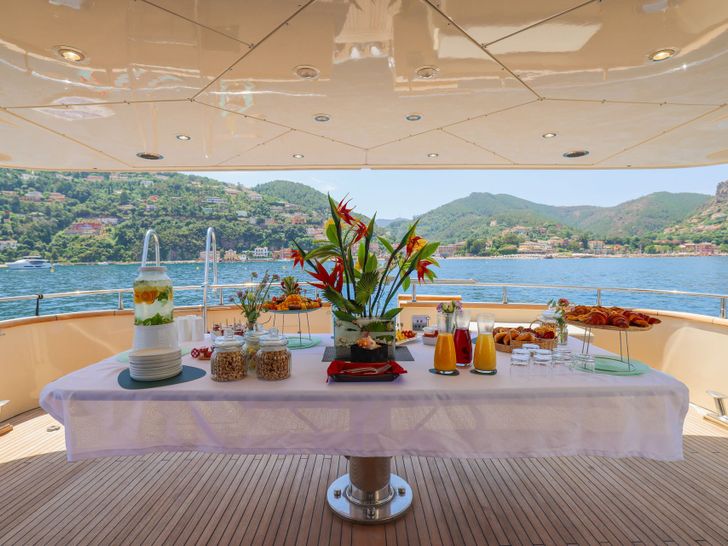 ACCAMA DELTA Azimut 30m - aft deck breakfast buffet ACCAMA DELTA Azimut 30m - aft deck breakfast buffet