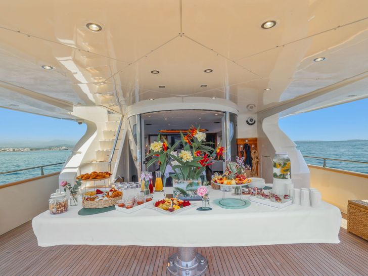 ACCAMA DELTA Azimut 30m - covered aft deck dining area ACCAMA DELTA Azimut 30m - covered aft deck dining area
