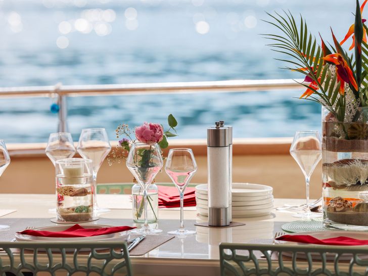 ACCAMA DELTA Azimut 30m - elegant dining table ACCAMA DELTA Azimut 30m - elegant dining table