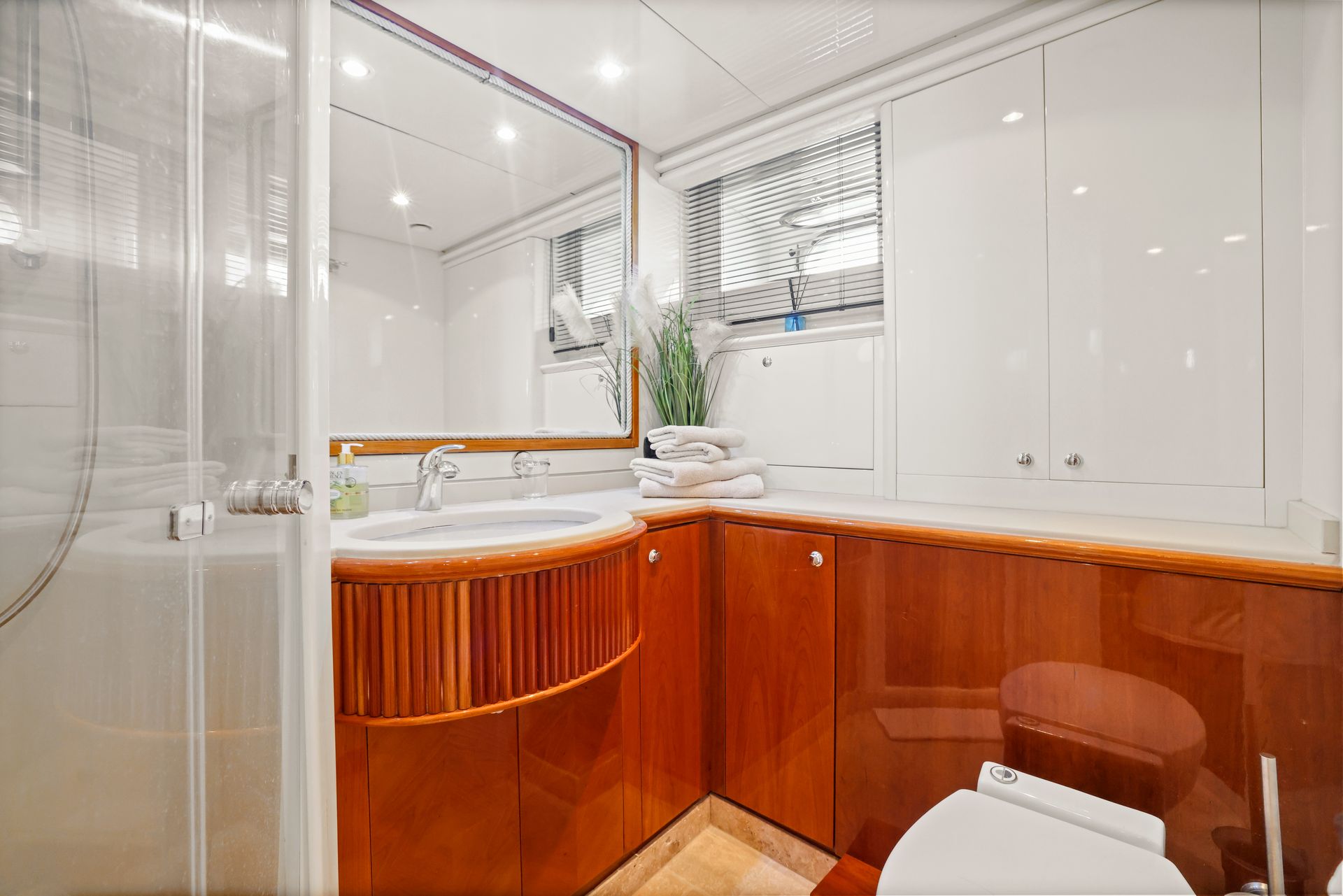 ACCAMA DELTA Azimut 30m - ensuite bathroom