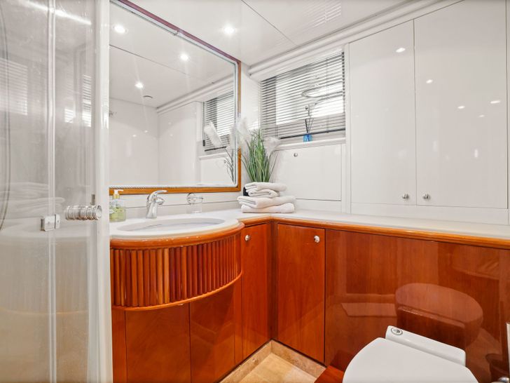 ACCAMA DELTA Azimut 30m - ensuite bathroom ACCAMA DELTA Azimut 30m - ensuite bathroom