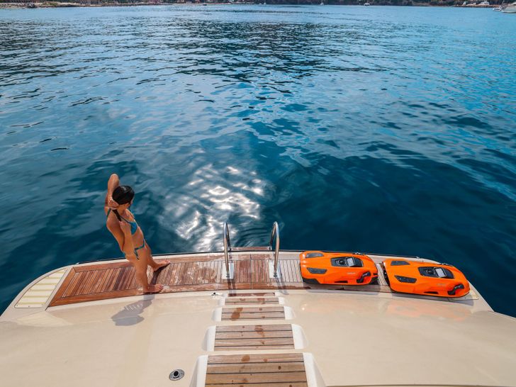 ACCAMA DELTA Azimut 30m - hydraulic swim platform and sea scooters ACCAMA DELTA Azimut 30m - hydraulic swim platform and sea scooters