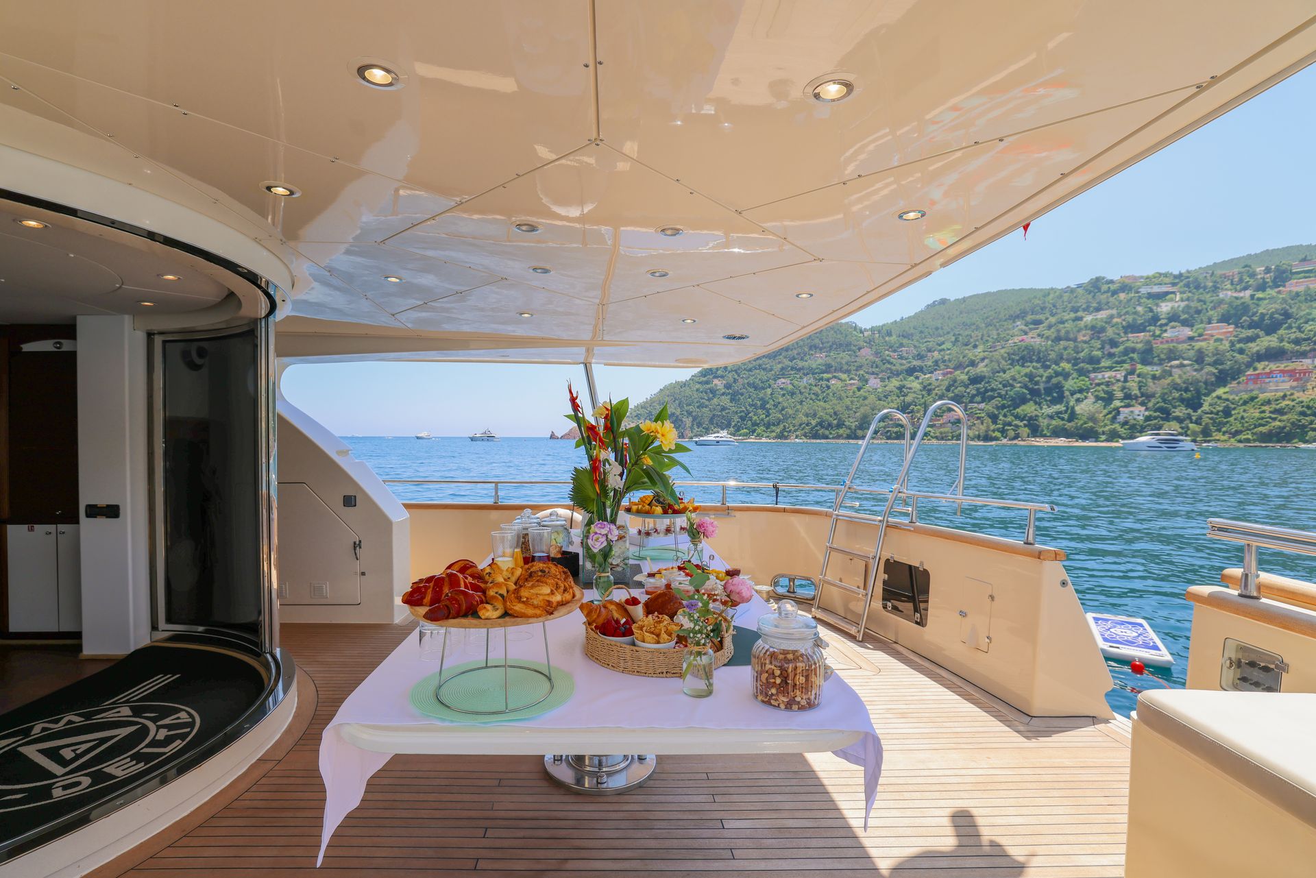 ACCAMA DELTA Azimut 30m - shaded aft deck with breakfast setup