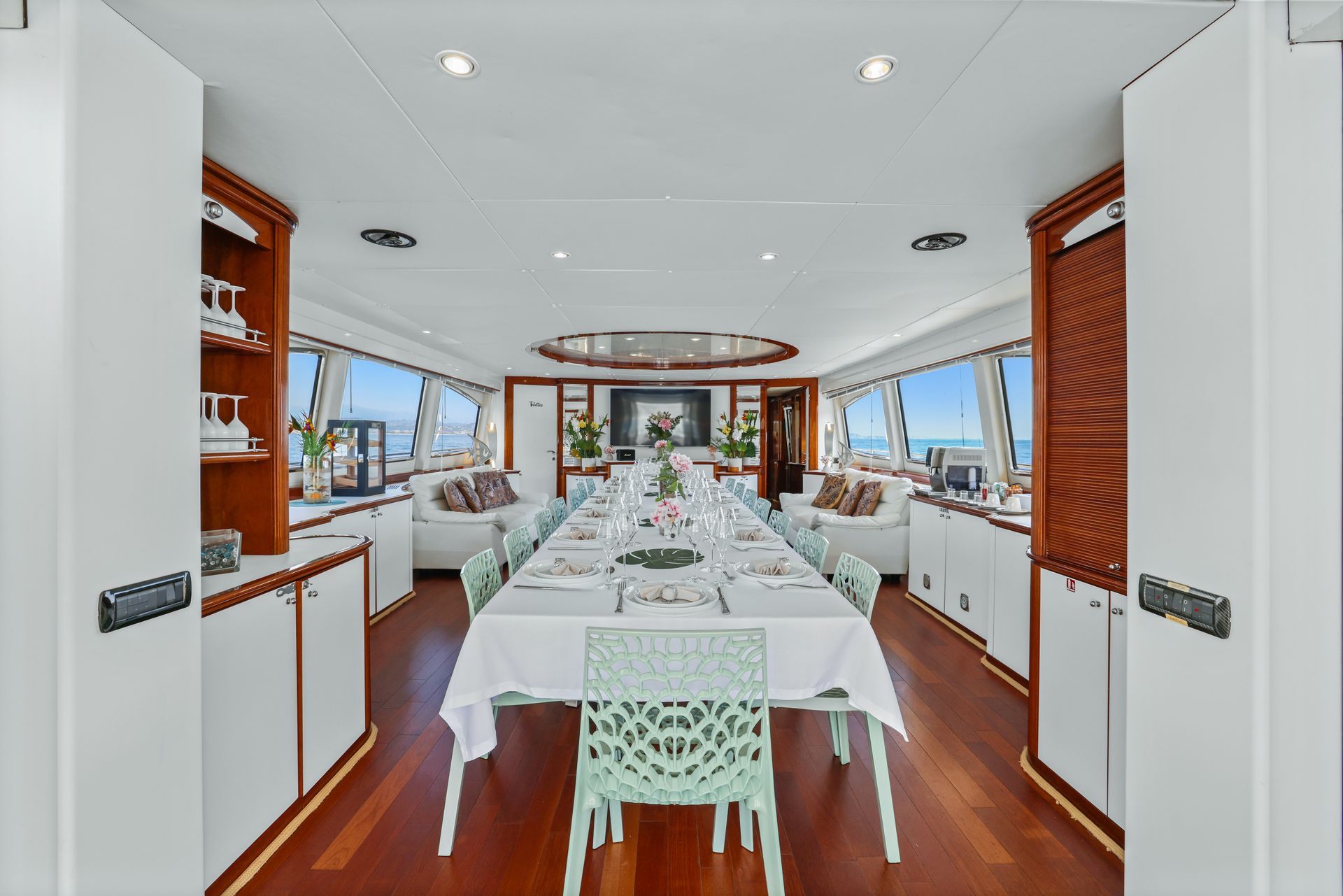 ACCAMA DELTA Azimut 30m - spacious salon