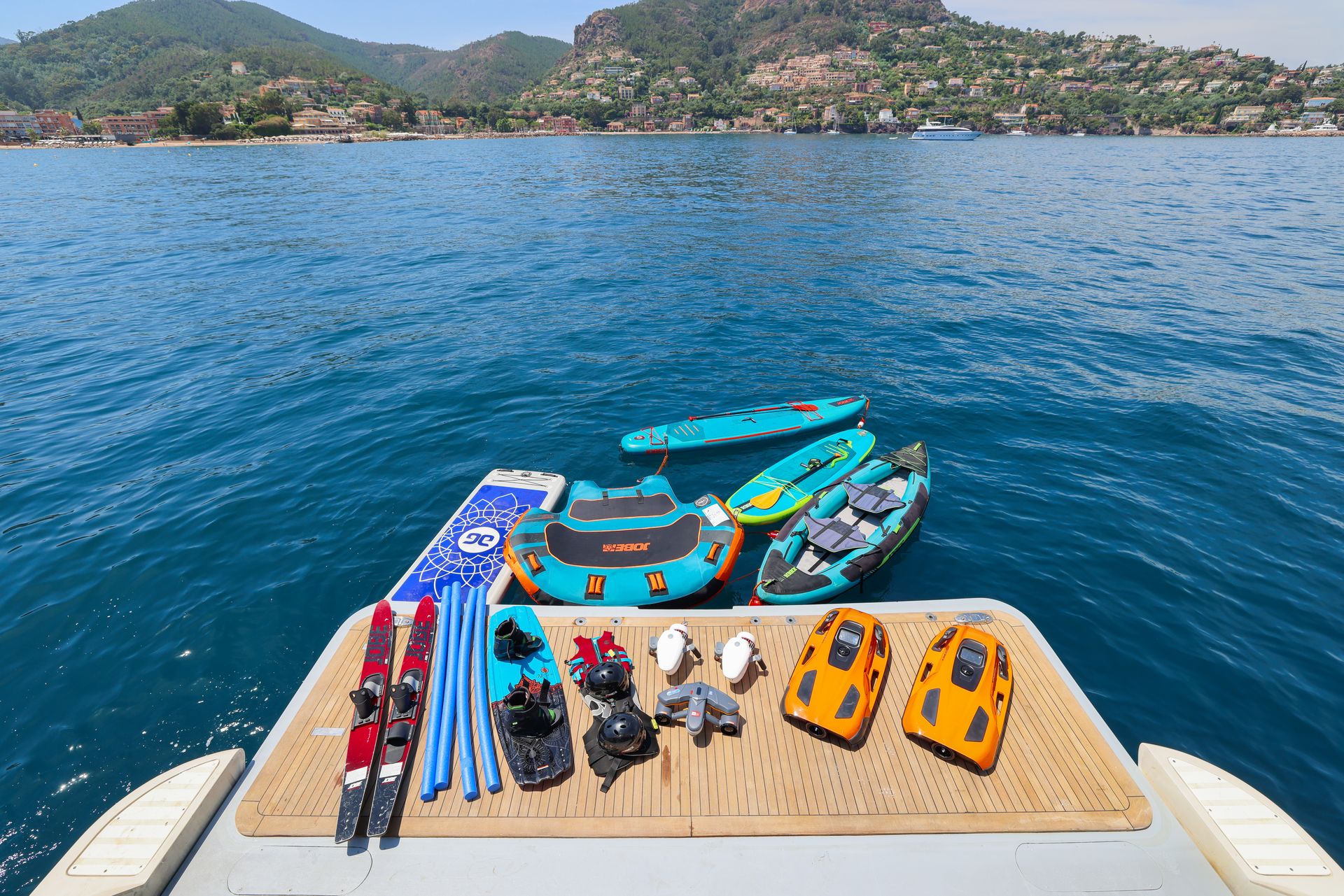 ACCAMA DELTA Azimut 30m - stern swim platform and water toys