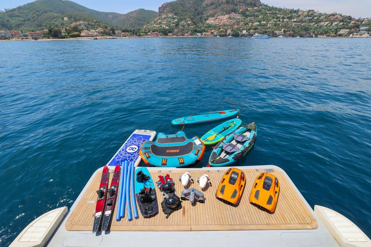 Charter Yacht ACCAMA DELTA - Azimut 30m - 4 Cabins - Cannes - St Tropez - Nice - Antibes - Monaco - French Riviera