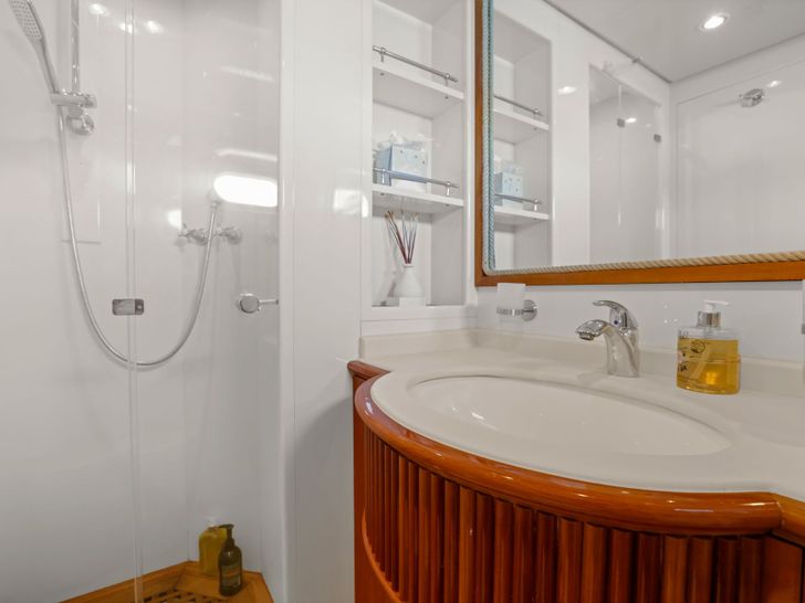 ACCAMA DELTA Azimut 30m - twin cabin bathroom ACCAMA DELTA Azimut 30m - twin cabin bathroom