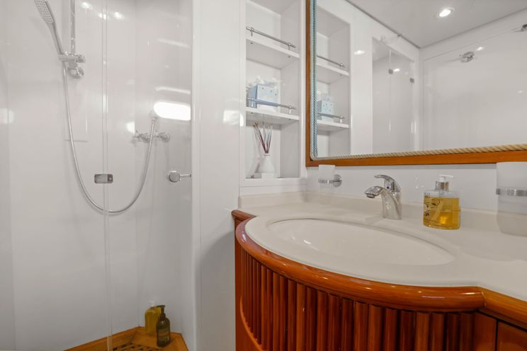 Charter Yacht ACCAMA DELTA - Azimut 30m - 4 Cabins - Cannes - St Tropez - Nice - Antibes - Monaco - French Riviera