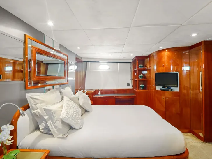 ACCAMA DELTA Azimut 100 Jumbo - VIP cabin bed ACCAMA DELTA Azimut 100 Jumbo - VIP cabin bed