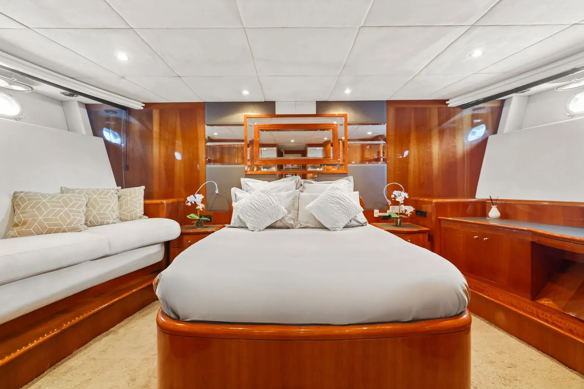 ACCAMA DELTA Azimut 100 Jumbo - VIP cabin