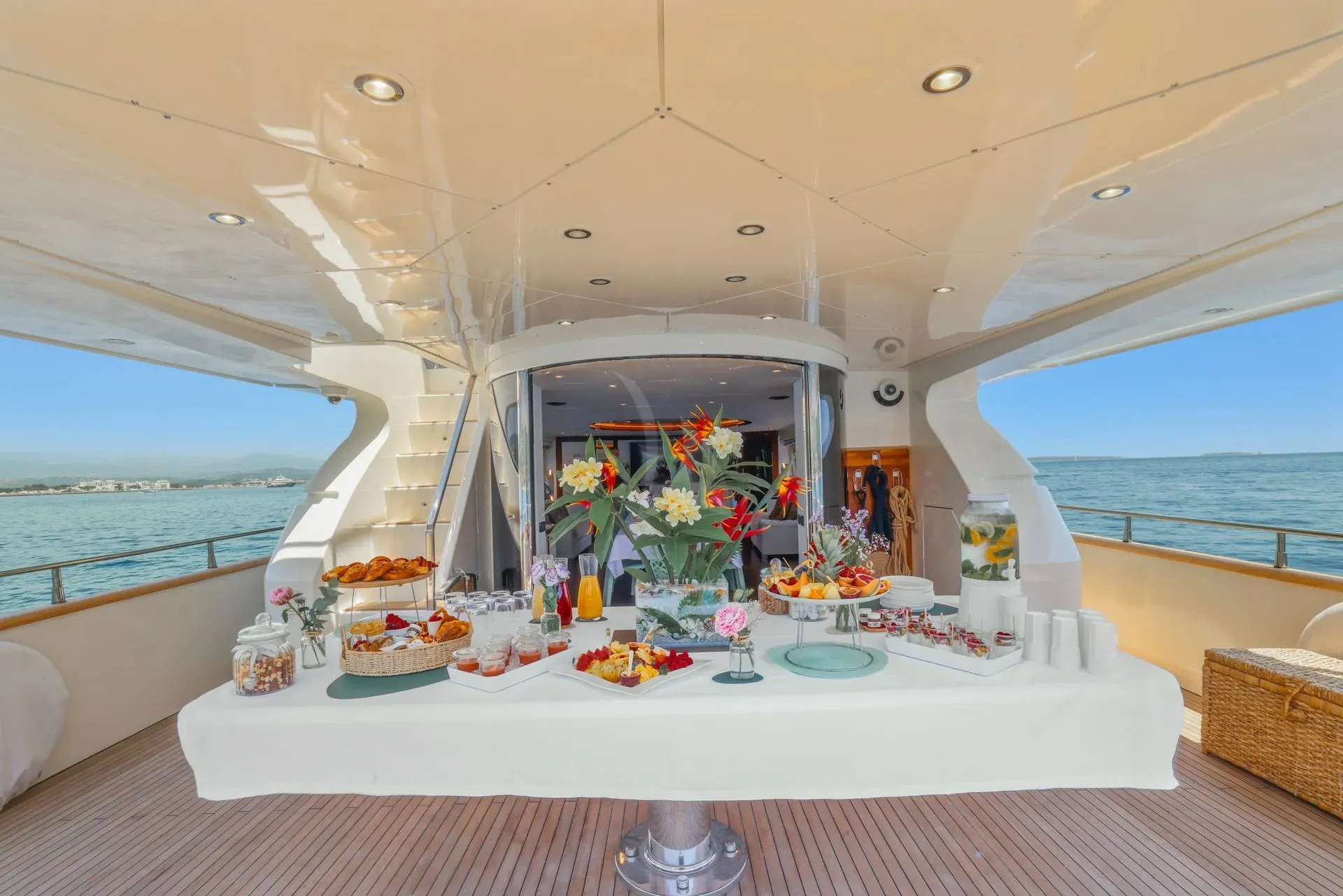 ACCAMA DELTA Azimut 100 Jumbo - aft deck alfresco dining set up