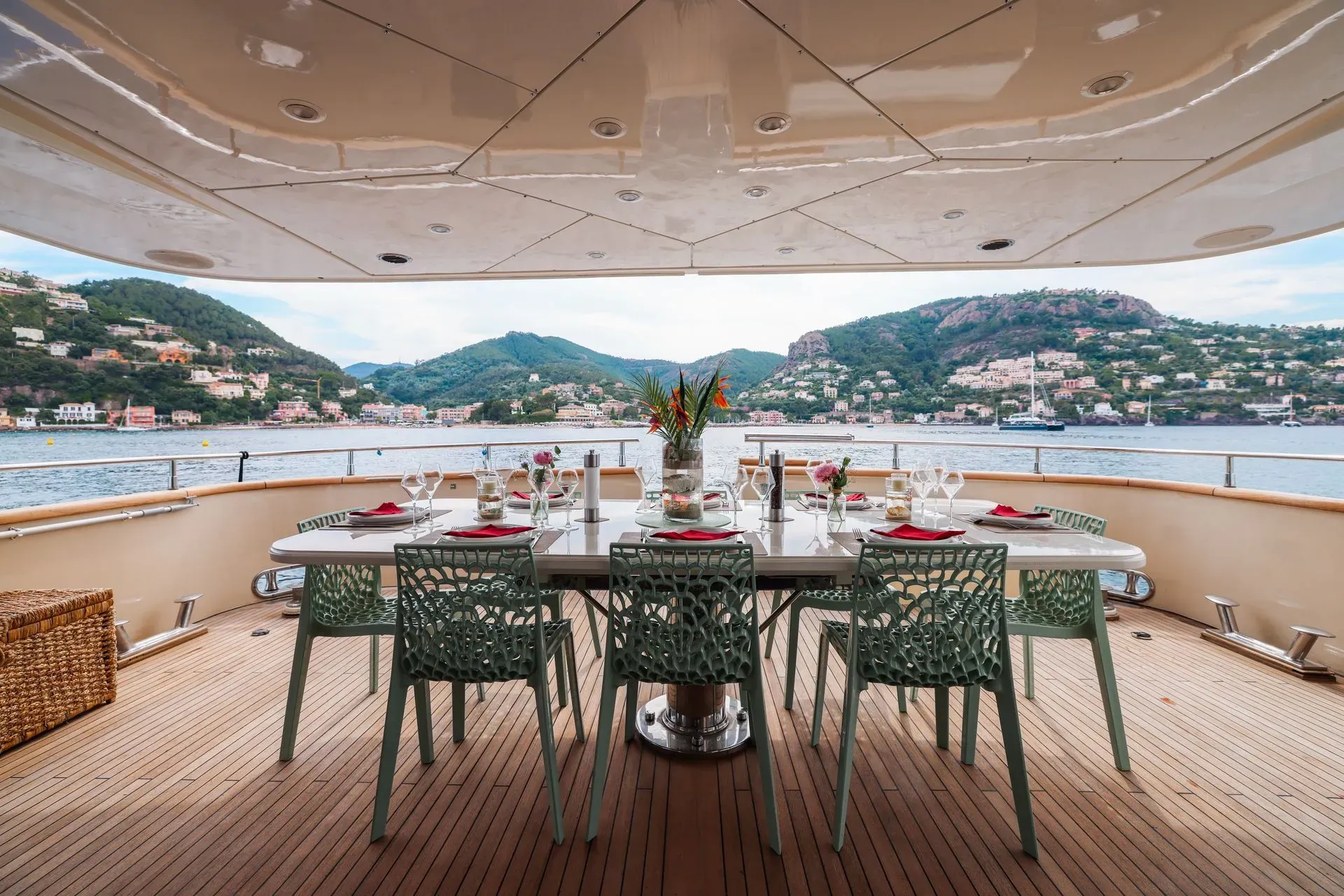 ACCAMA DELTA Azimut 100 Jumbo - aft deck alfresco dining set up
