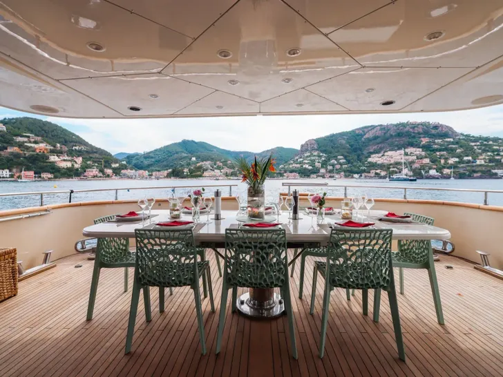 ACCAMA DELTA Azimut 100 Jumbo - aft deck alfresco dining set up ACCAMA DELTA Azimut 100 Jumbo - aft deck alfresco dining set up