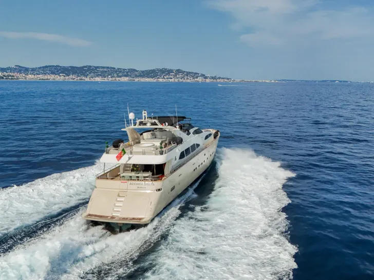ACCAMA DELTA Azimut 100 Jumbo - cruising aft shot ACCAMA DELTA Azimut 100 Jumbo - cruising aft shot