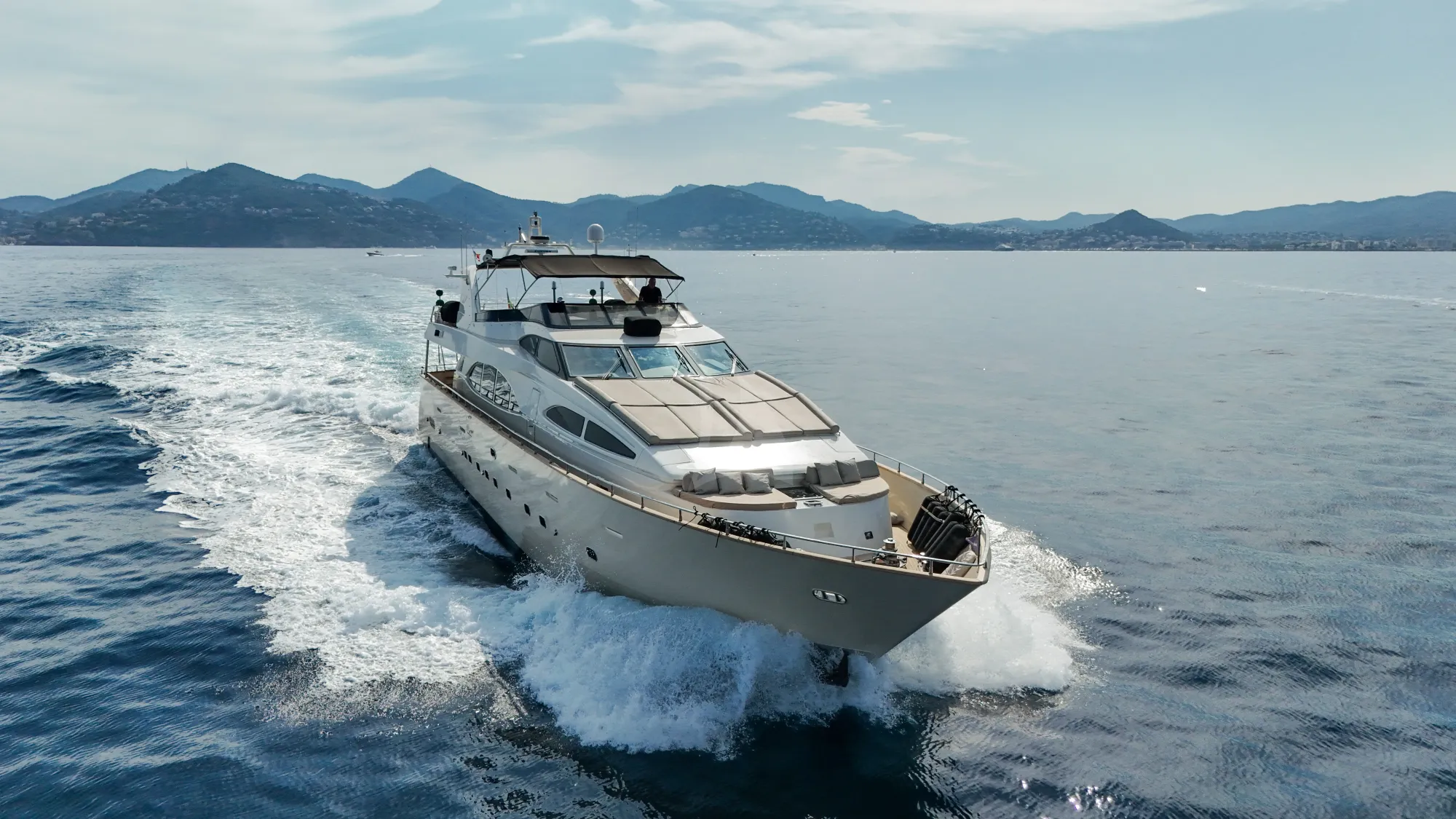 ACCAMA DELTA Azimut 100 Jumbo - cruising bow view